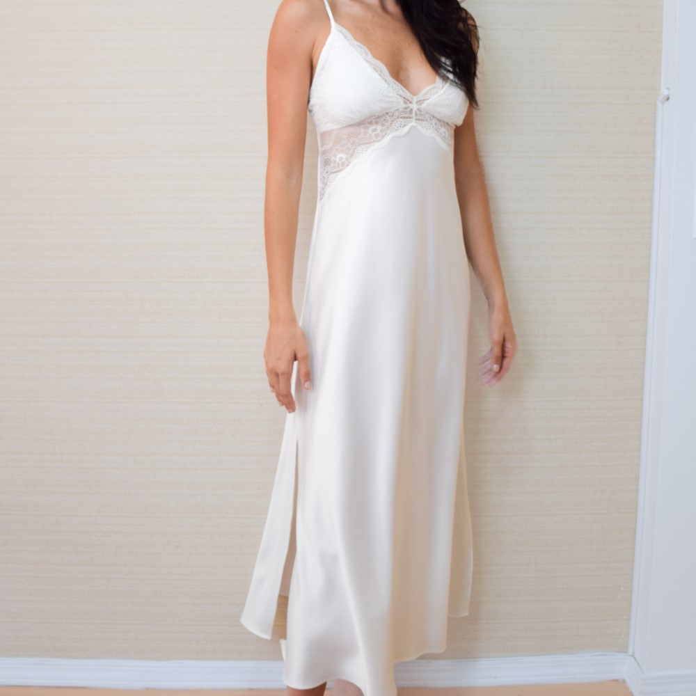 Gracious - Inverno 2024 - Camisola Longa Alçinha Em Cetim Com Renda Aplicada