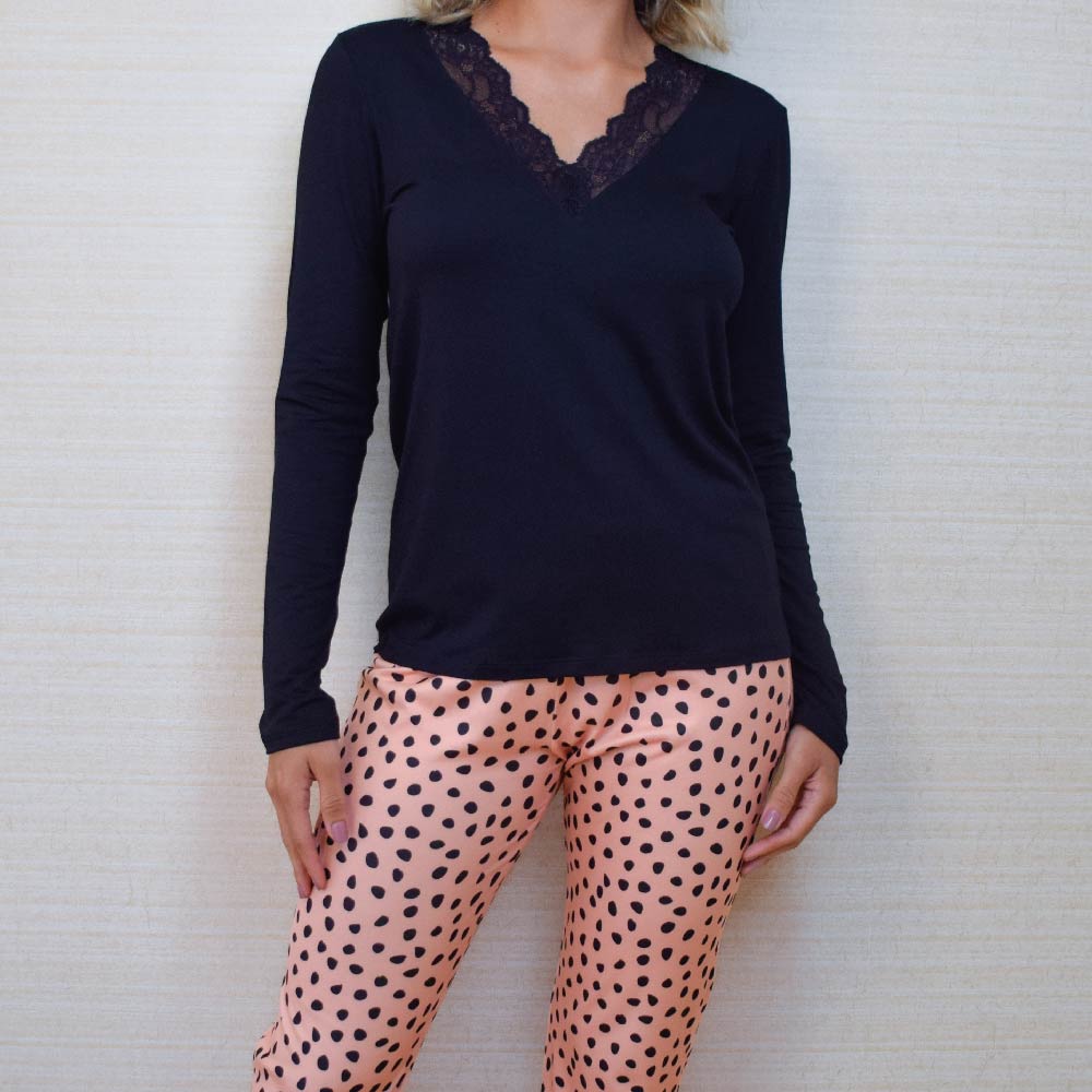 Ticiane Pinheiro - Inverno 2024 - Pijama Manga Longa Com Decote Em V E Renda Aplicada